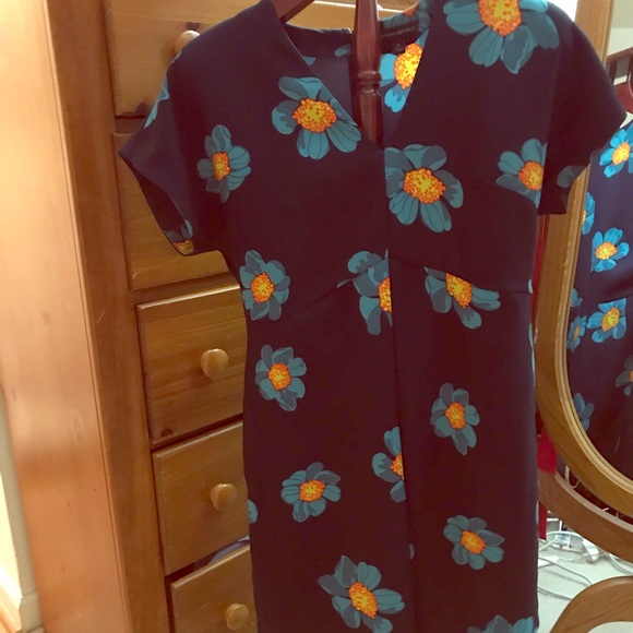 Banana Republic Dresses & Skirts - Adorable Banana Republic navy floral dress